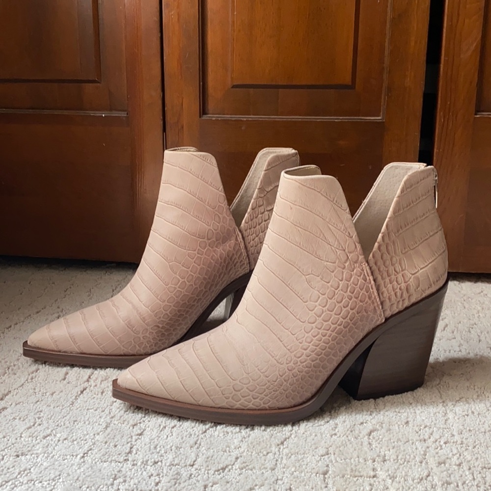 Vince Camuto leather bootie off white